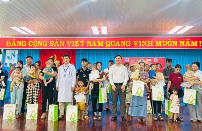 Tặng quà Trung thu cho các bệnh nhi tại Bệnh viện Sản – Nhi tỉnh Quảng Ngãi